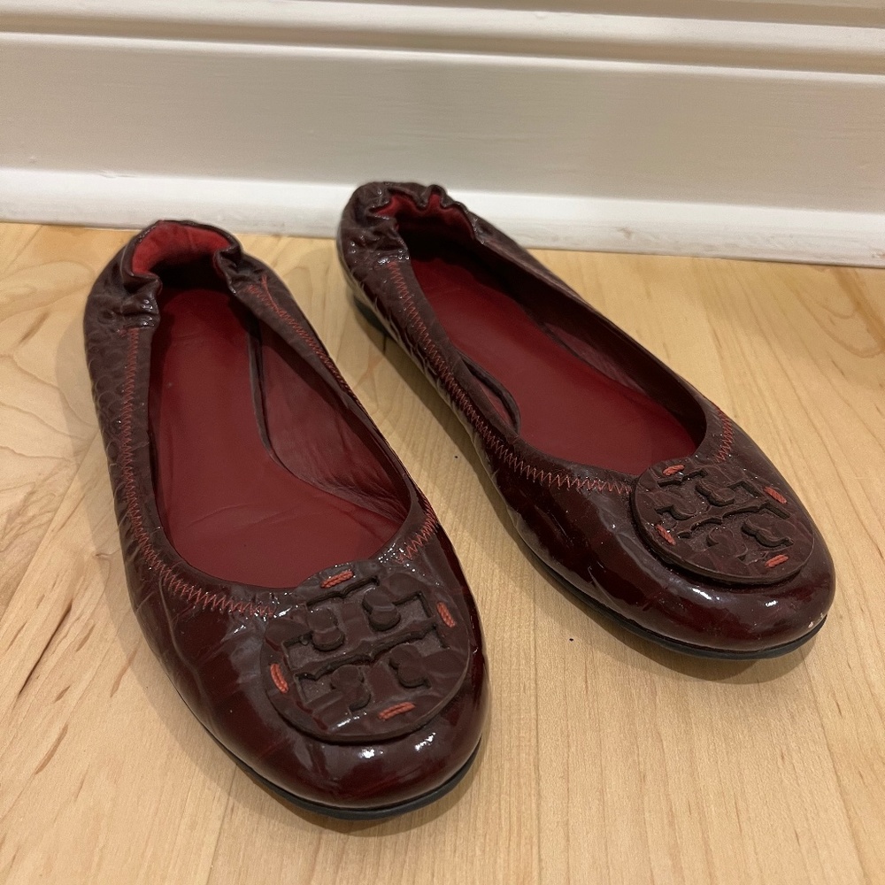 Tory Burch Patent Minnie Flat in Burgundy Croc Size 7